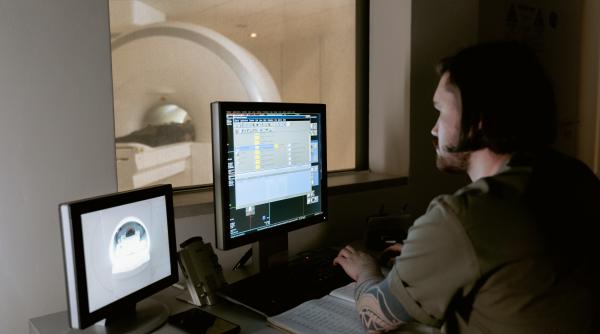 examinare cu substanta de contrast pe baza de iod sau metal cine ce si cand primeste dr dijmarescu imagistica rol esential