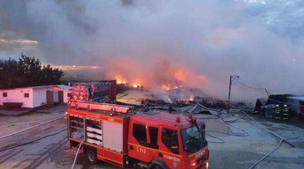 incendiu in piata de haine second hand de la periferia brasovului sunt degajari mari de fum video