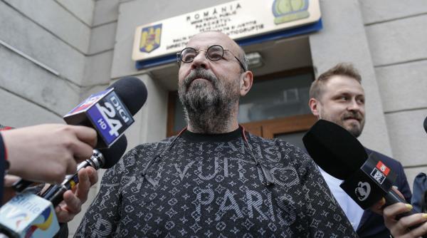 piedone ridicat de pe aeroport si dus la audieri au inceput sa inconjoare avionul cu mitraliere