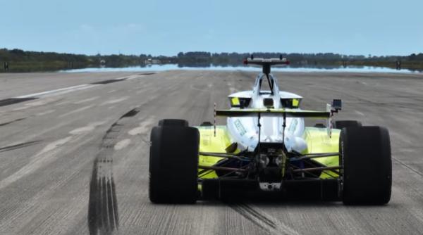 video pe pista nasa cu 310 km pe ora un record pentru o masinaa italiana fara sofer