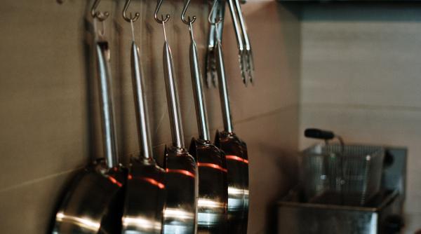 china anunta o intensificare a masurilor de combatere a covid 19 proteste cu tigai si cratite la ferestre in shanghai video