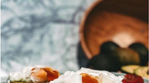 toast cu avocado si oua posate e absolut delicios si simplu de facut