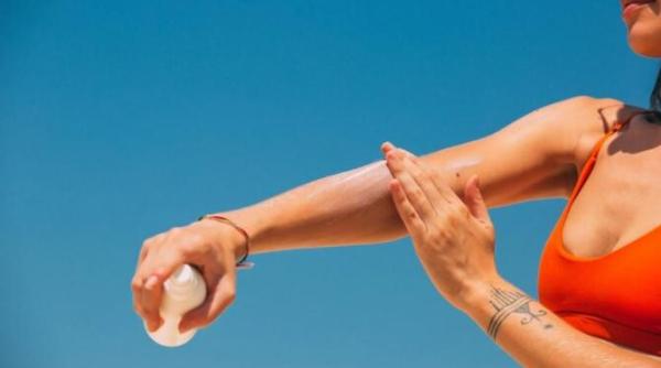 femeile au voie topless la piscina in ce oras s a decis acest lucru in numele egalitatii de gen