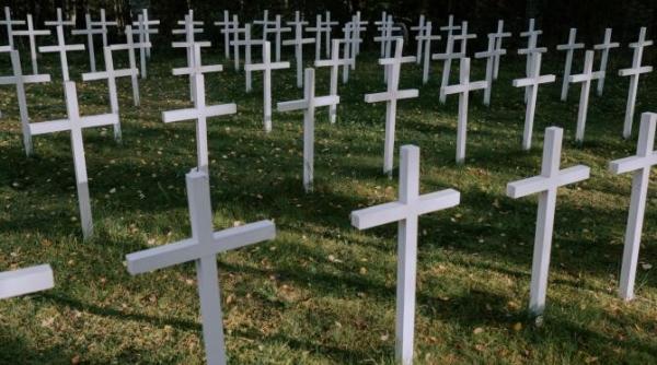 o femeie a inviat a dat capacul sicriului jos la propria inmormantare