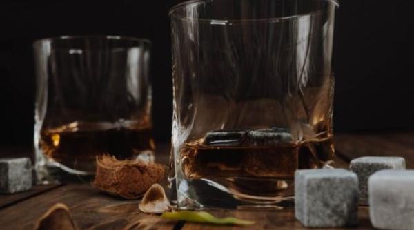 opt persoane si au pierdut viata dupa ce au consumat alcool produs in casa