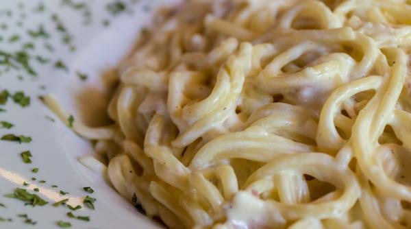 paste cu pui si smantana reteta preferata a pasionatilor de mancare