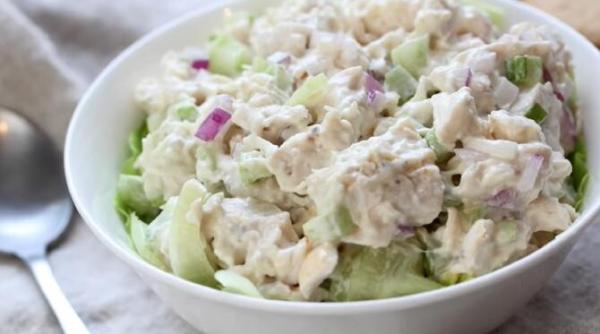 salata de pui care iti lasa gura apa afla care este ingredientul secret pe care il foloseau bunicile noastre