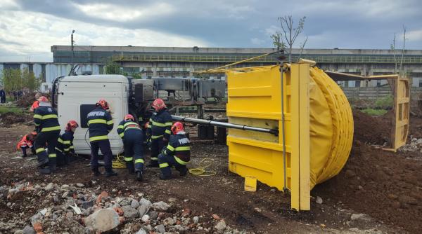 un barbat din targoviste a murit dupa ce a fost prins sub o autobasculanta incarcata cu pamant