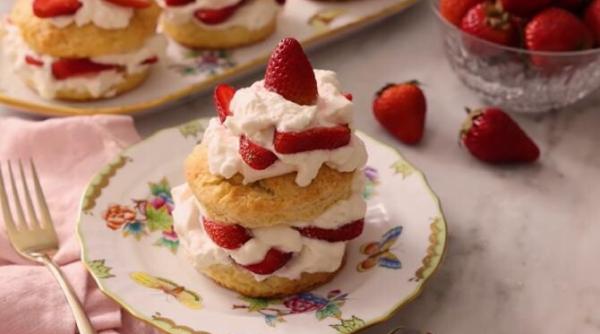 mini tort de capsuni un desert racoritor pentru vara este atat de simplu si rapid de gatit incat il vei face zilnic