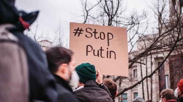 o rusoaica si a cusut gura in semn de protest fata de razboiul din ucraina foto in articol