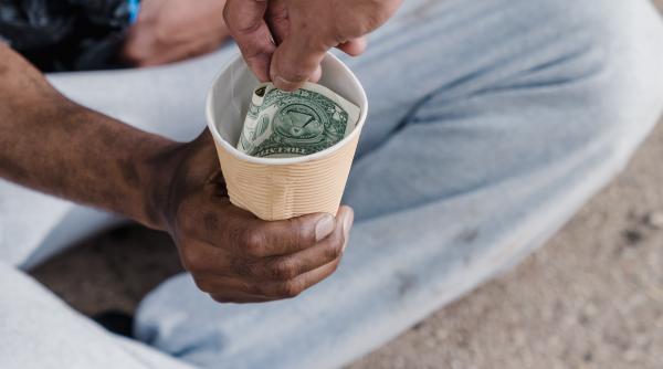 cersetori din romania arestati in franta deghizate in femei musulmane romancele faceau pana la 500 de euro pe zi