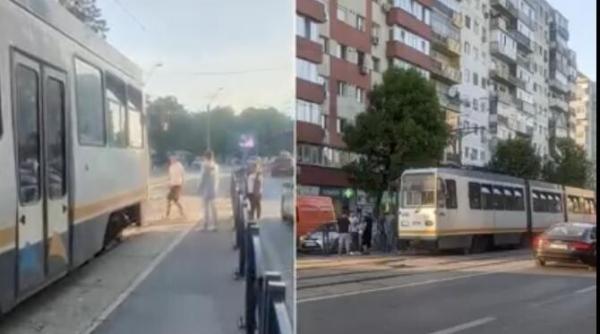 inca un incident in bucuresti mama tarata de tramvai usile s au inchis in timp ce incerca sa urce un carucior in care se afla copilul sau