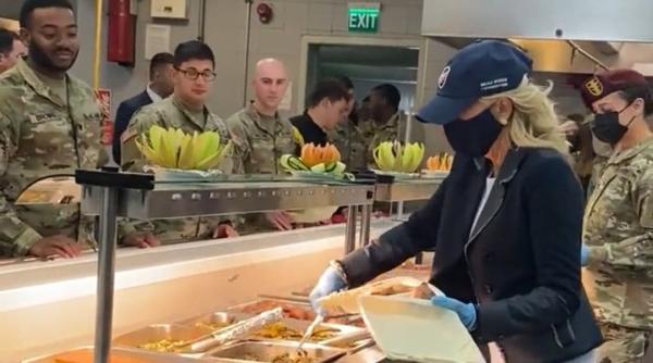 jill biden le a servit mancare militarilor aflati la baza de la mihail kogalniceanu video