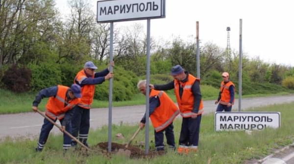 rusii ca la ei acasa in mariupol s au apucat sa schimbe indicatoarele rutiere cu unele in limba rusa