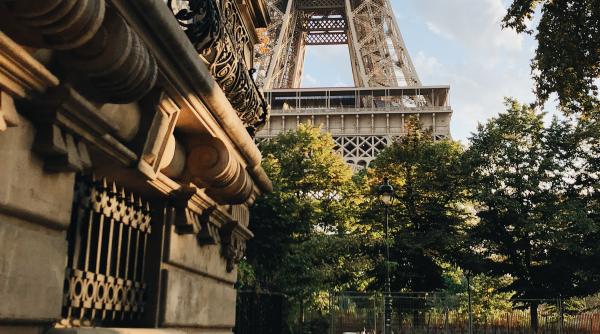 trei romani arestati in franta escrocau turisti la turnul eiffel