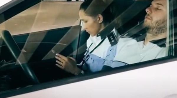un politist din bucuresti surprins in timp ce dormea in masina de serviciu asteptam avem o misiune video