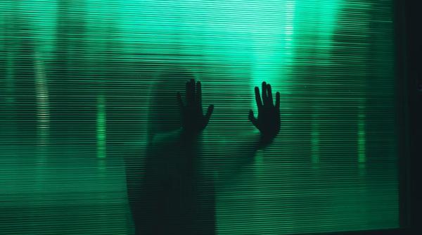 o casa cumparata la pachet cu o fantoma o femeie sustine ca este bantuita de o fetita terifiant am nevoie de ajutor