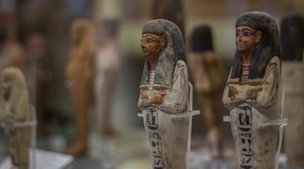 parfumul cleopatrei mirosul oraselor si izul desertului arheologii recreeaza mirosurile egiptului antic