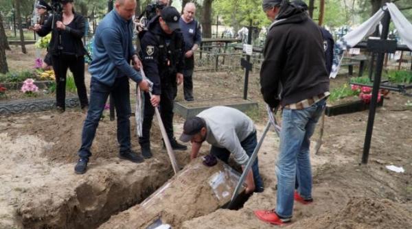 zeci de cadavre exhumate la visgorod procurorii ucraineni ancheteaza crimele de razboi comise de rusi sunt niste neoameni gelerie foto
