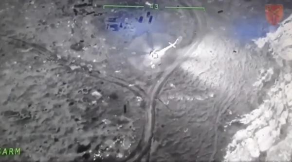 momentul in care un elicopter al rusiei este distrus de o drona bayraktar pe insula serpilor video