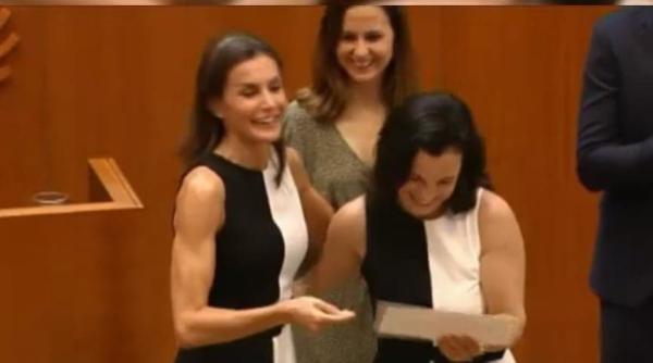 regina letizia surprinsa la o decernare de premii o profesoara purta o rochie identica cu a ei cum a reactionat