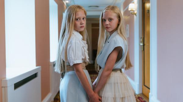 studiu gemeni crescuti separat factorii genetici culturali si de mediu influenteaza inteligenta si dezvoltarea umana