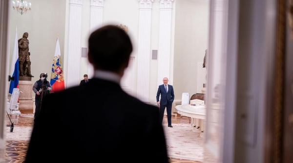 macron condamna crimele incalificabile comise de armata rusa