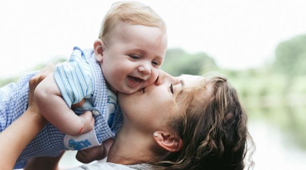 nu e paranoia 5 motive pentru care nu e bine sa lasi strainii sa iti atinga bebelusul