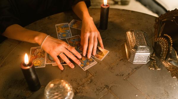 tarot etalare 10 16 mai 2022 pentru fiecare zodie vesti neasteptate pe care le veti tine la secret te vor pune pe ganduri