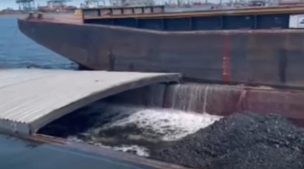 barja cu 1500 tone de carbune din rusia scufundata in portul constanta video