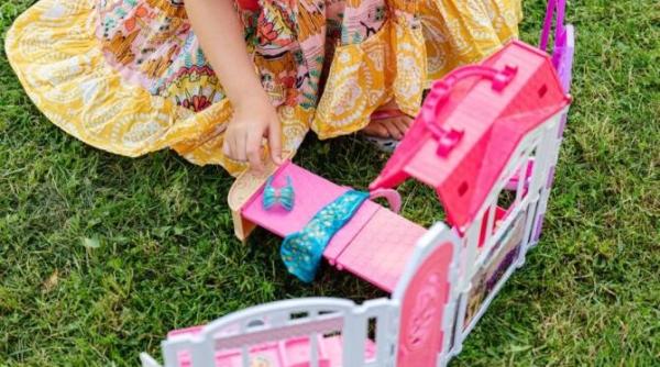 noua papusa barbie va avea aparat auditiv