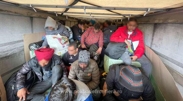 s au ascuns in doua tir uri incarcate cu frigidere si au incercat sa treaca granita ilegal in ungaria