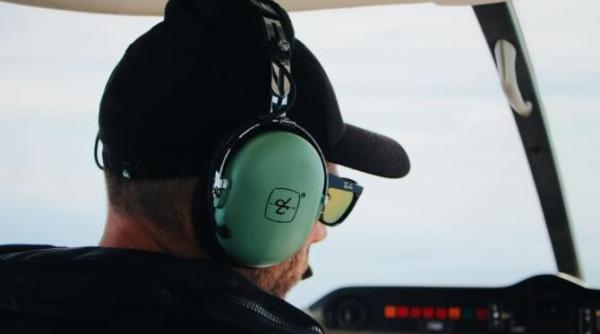 scenariu demn de film un pasager cu zero experienta a aterizat un avion in locul pilotului