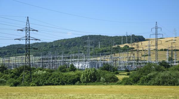 trei barbati prinsi de politisti in timp ce voiau sa fure un stalp de inalta tensiune se apucasera sa l dezmembreze