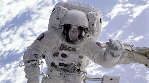 poze cu oameni goi trimise in spatiu o invitatie pentru orice forma de viata inteligenta sa ne raspunda