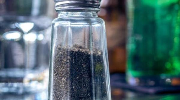 puneti piper negru in masina de spalat un truc genial care va scapa de multe probleme