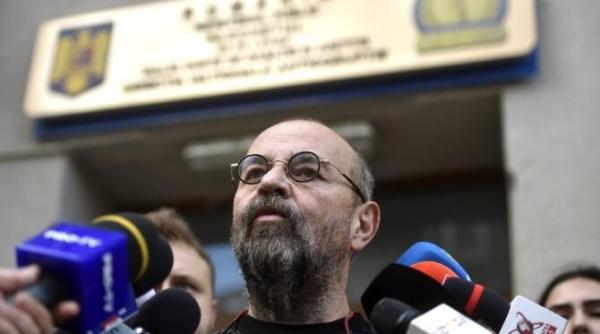 sustinatorii lui piedone protest in fata inchisorii printre ei au fost si copiii sai