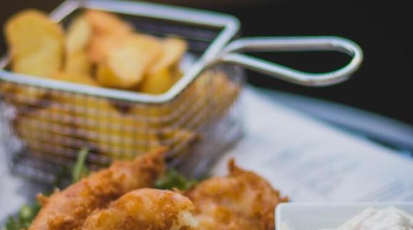 clientii se asteapta ca fish and chips ul sa fie ieftin pretul mediu acum pentru un cod si o portie de cartofi prajiti