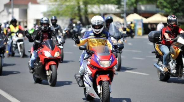 mars moto de constientizare a prezentei in trafic a femeilor care conduc autovehicule cu doua roti