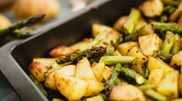 sparanghel cu cartofi noi o cina plina de vitamine pentru toata familia