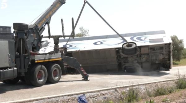 autobuz plin cu romani rasturnat in spania doi oameni au murit si zeci sunt raniti primar spectacolul este dantesc cu tipete si lacrimi
