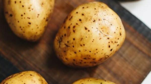 cel mai rapid mod de a curata cartofii trucul pe care vei dori sa l impartasesti prietenilor