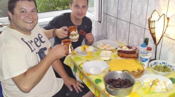 dani otil si mihai bobonete fotografie istorica cum aratau cei doi in tinerete asezati la aceeasi masa