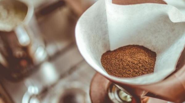 toarna niste zat de cafea in toaleta rezultatul te va incanta si vei repeta mereu trucul