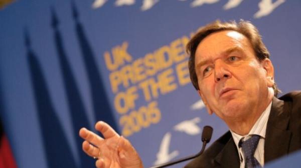 gerhard schr der pus sa aleaga isi da demisia sau suporta consecintele sanctiunilor parlamentul european nu mai accepta relatiile sale cu rusia