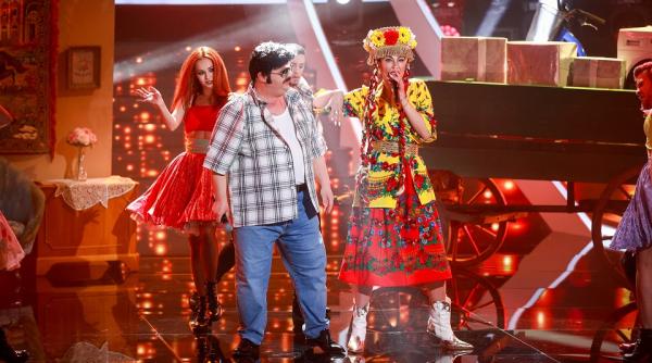 jazzy jo sunt in sala parintii mei care nu s au mai vazut de aproape 30 de ani