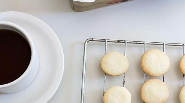 biscuiti cu nuca de cocos fara unt si cu putin zahar sunt gata in 15 minute