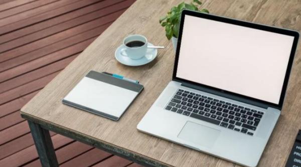 cum se curata tastatura computerului sau a laptopului iata un truc rapid si inteligent pe care nu l stiai