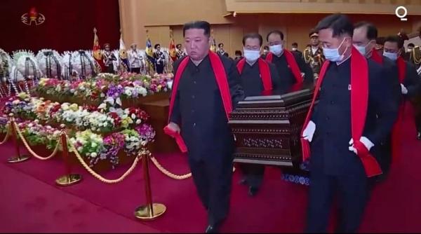 kim jong un si a inmormantat mentorul liderul coreei de nord i a carat sicriul video