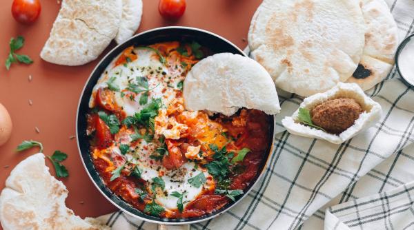 mic dejun turcesc oua cu rosii la tigaie este delicios si simplu de preparat